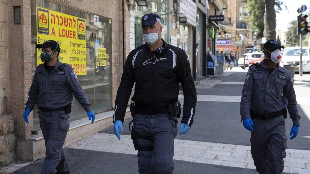 Jerusalem police officers on duty (Photo: Amit Shabi ) פעילות המשטרה במאה שערים בצל התשפטות נגיף הקורונה