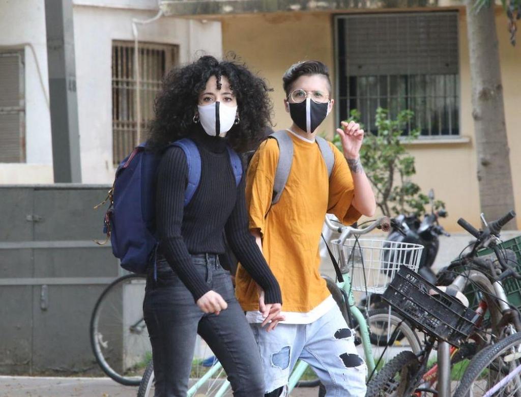 Israelis wearing masks as they walk in downtown Tel Aviv on Saturday (Photo: Moti Kimchi) אנשים עם מסכות בשדרות רוטשילד בשבת בבוקר