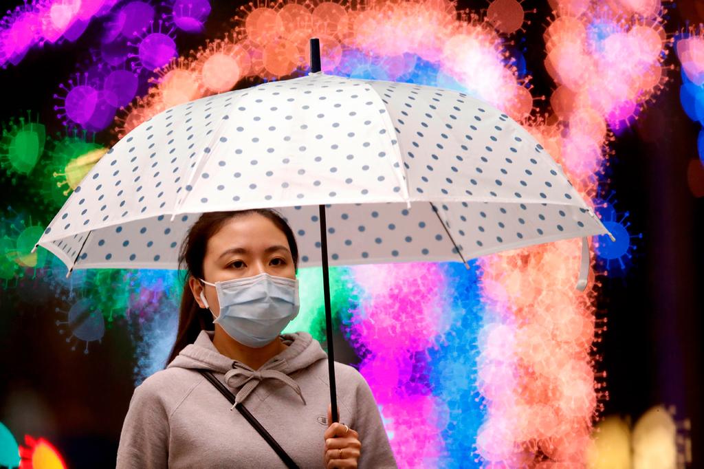 Woman wearing face mask during coronavirus outbreak in Taiwan (Photo: EPA) אישה עם מסכה טייוואן קורונה