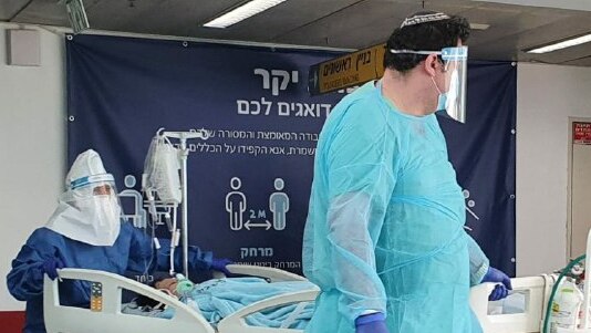 Medics in protective gear against coronavirus with a patient at Ichilov Hospital in Tel Aviv (Photo: Zlila Helman) Medics in protective gear against coronavirus with a patient at Ichilov Hospital in Tel Aviv