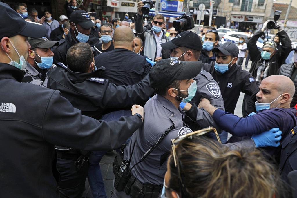 Traders at Mahane Yehuda in Jerusalem clash with police during the coronavirus lockdown (Photo: AFP) שוק מחנה יהודה בירושלים