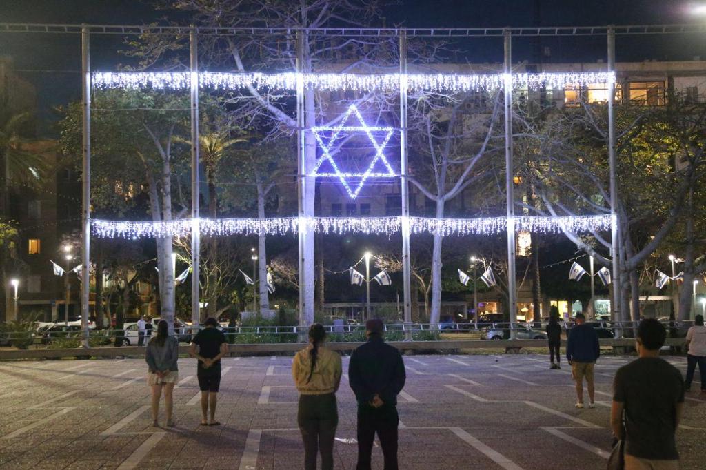 אנשים עומדים ב צפירה 