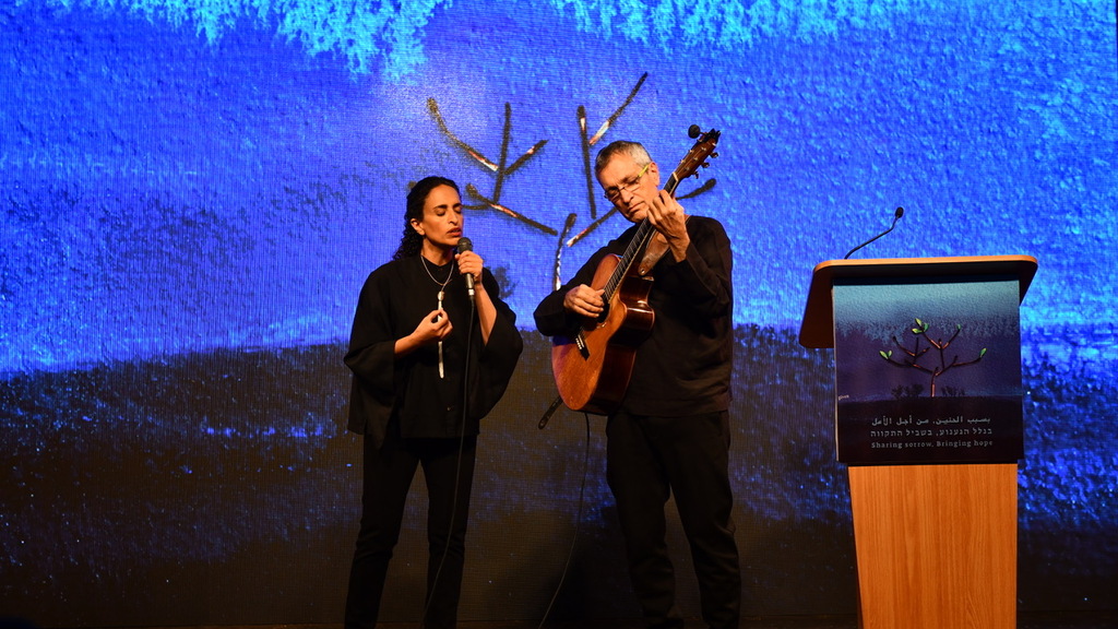 Israeli singer Noa performs at a joint 2019 Israeli-Palestinian memorial in Tel Aviv for the victims of the conflict (Photo: Warriors for Peace) טקס יום הזיכרון הישראלי-פלסטיני