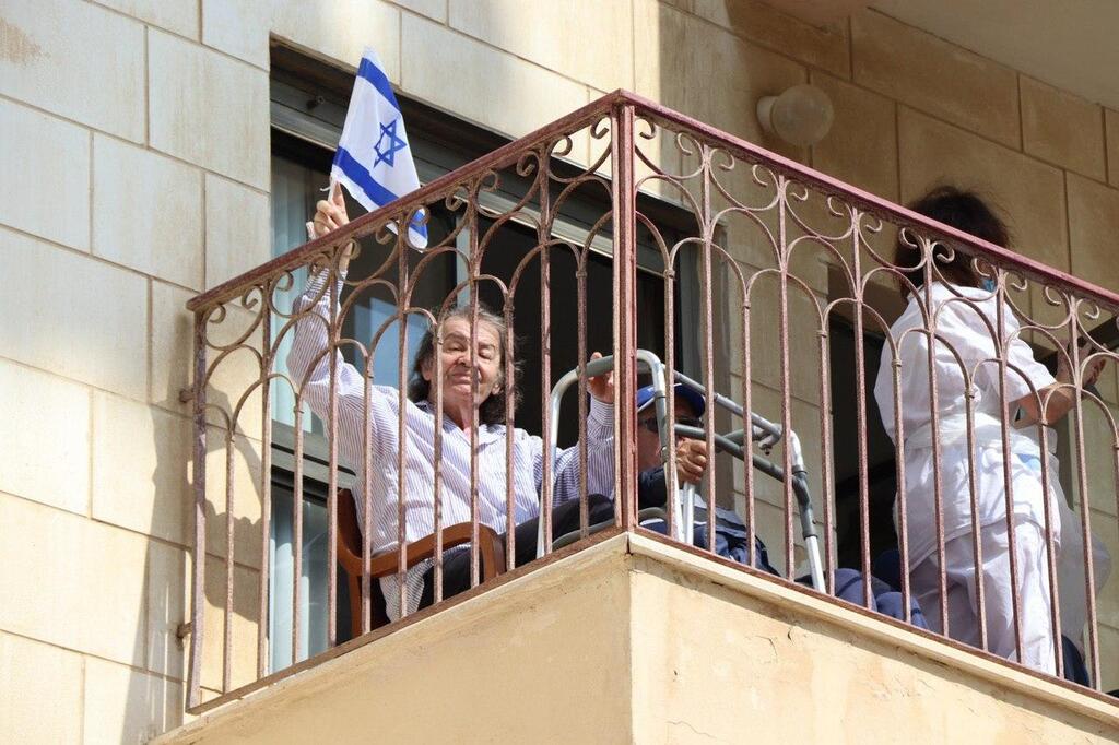 Residents of a retirement home in Rishon Letzion enjoying a live concert during the pandemic (Photo: Rishon Letzion Municipality) דיירת בית אבות במהלך הופעת התזמורת הסימפונית ראשון לציון