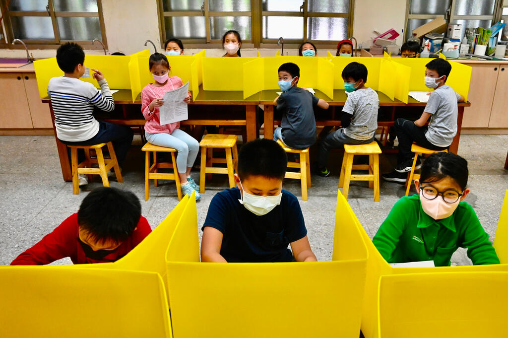 Schools in Taiwan during the COVID pandemic (Photo: AFP) נגיף קורונה טייוואן תלמידים אוכלים ארוחת צהריים