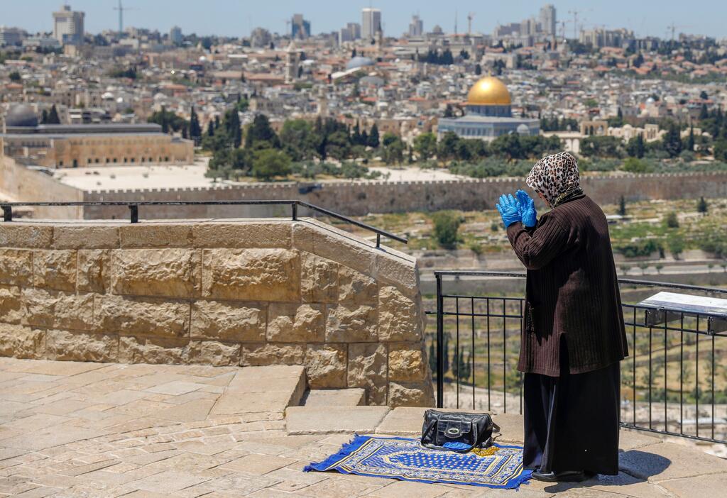 Woman prays in East Jerusalem during Ramadan 