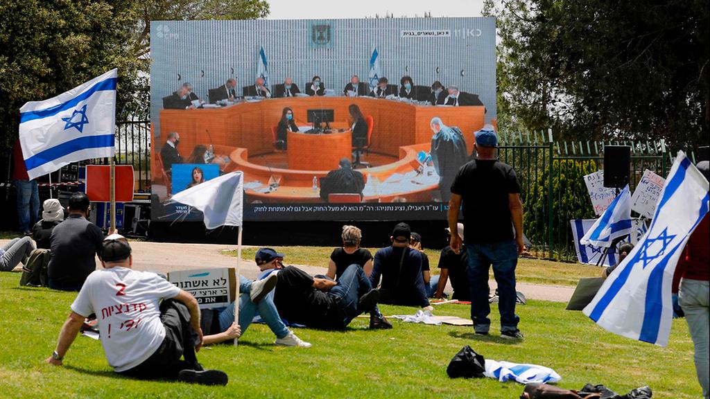 Pro-Netanyahu protesters outside the Supreme Court Sunday (Photo: AFP) מפגינים צופים בדיון בבג"ץ