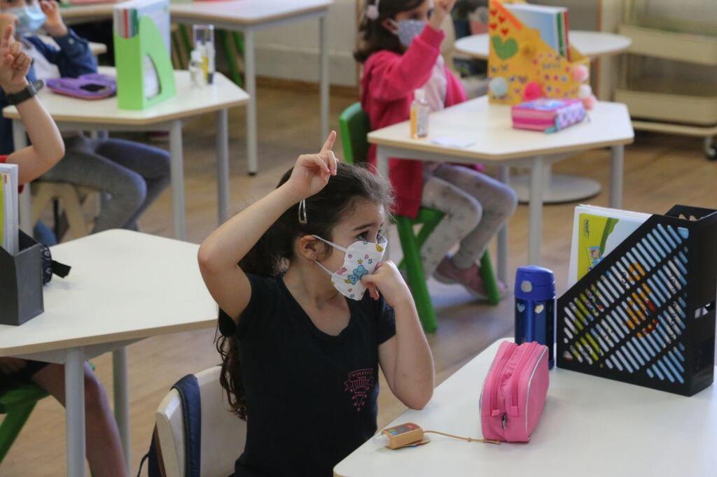 Students wearing masks at an elementary school in central Israel (Photo: Moti Kimchi) חזרה ללימודים בבית הספר גבריאלי בתל אביב
