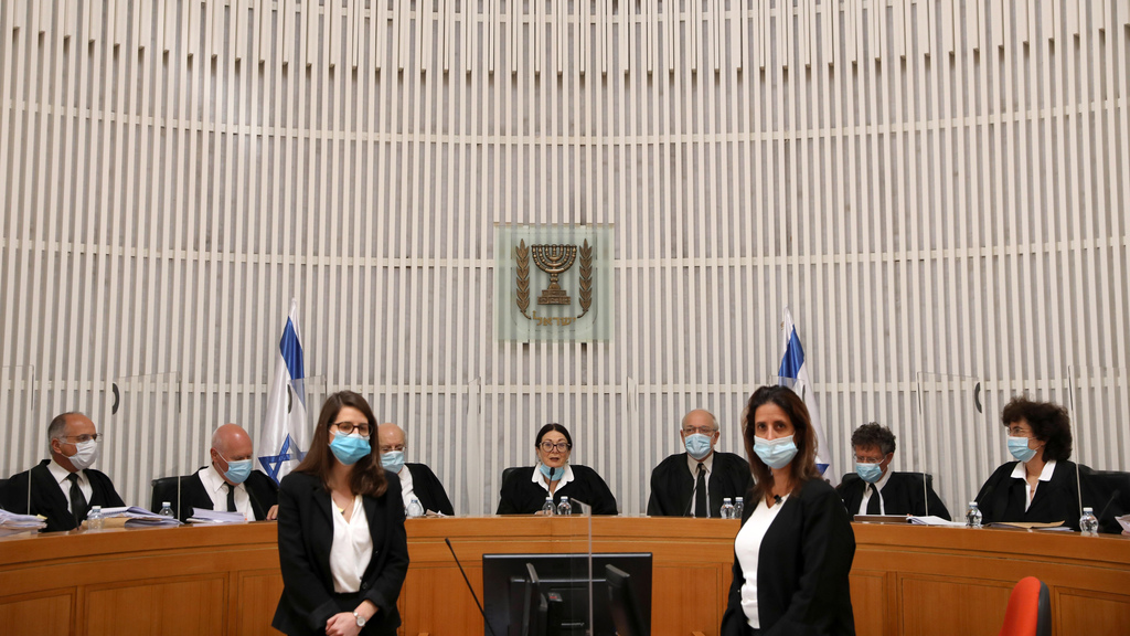 שופטי בג"ץ. ארכיון (צילום: EPA) בג"ץ דן בהסכם הקואליציוני שנחתם בין הליכוד לכחול לבן
