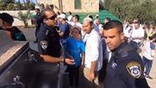שוטרים מונעים ממתפללים לשתות מברזיות בהר הבית