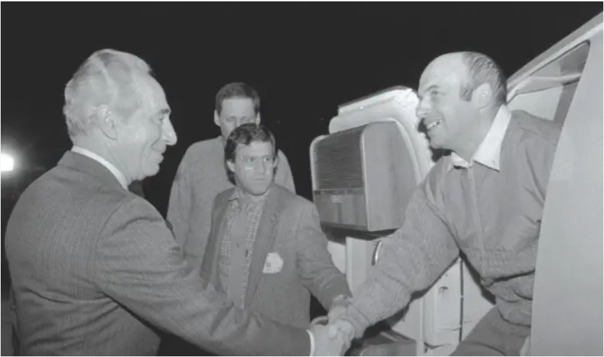 Sharansky being greeted by then-Prime Minister Shimon Peres upon his arrival to Israel from the USSR in 1986 (Photo: GPO) Sharansky meeting then Prime Minister Shimon Peres upon his arrival to Israel from the USSR in 1986