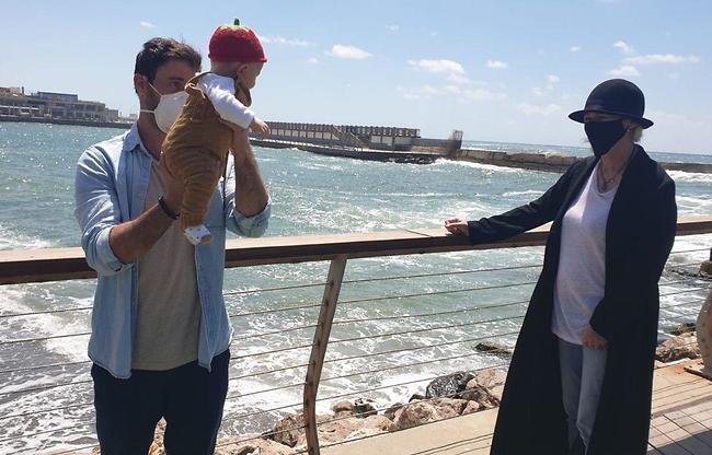 הבעל אייל עם הבת גבריאל-לי פוגשים את סבתא שרי
