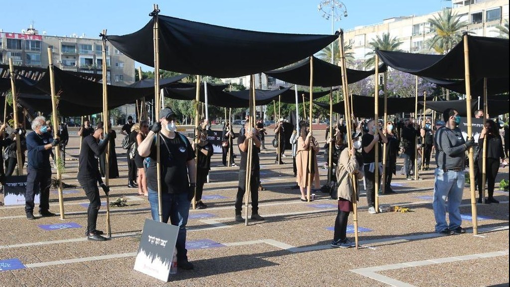 מחאת ענף האירועים בכיכר רבין (צילום: מוטי קמחי) מיצג החופות השחורות של ענף האירועים בכיכר רבין בצל משבר הקורונה