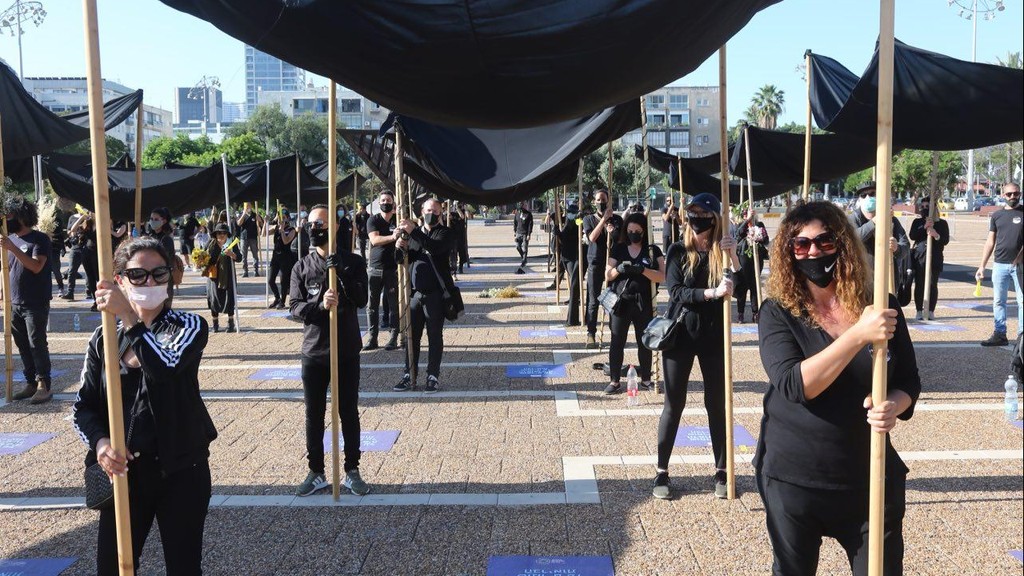 הפגנת עובדי ענף האירועים בתל אביב (צילום: מוטי קמחי) מיצג החופות השחורות של ענף האירועים בכיכר רבין בצל משבר הקורונה
