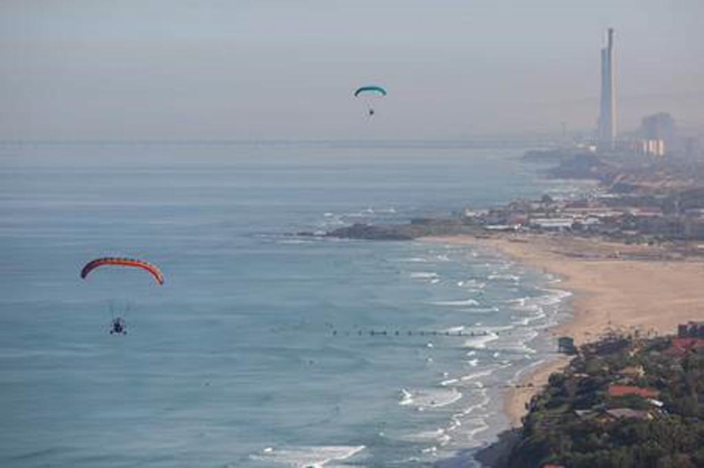 חוף הקשתות בקיסריה. ארכיון (צילום: איתי כהן) מטס מצנחי רחיפה בחוף הקשתות בקיסריה כמחאה נגד בנימין נתניהו