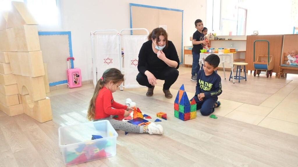 גן ילדים. פתיחת הגנים לא הובילה לעלייה בתחלואה, אבל השפיעה כנראה על מקדם ההדבקה (צילום: חיים הורנשטיין) חזרה לגנים באופקים: גן כלנית