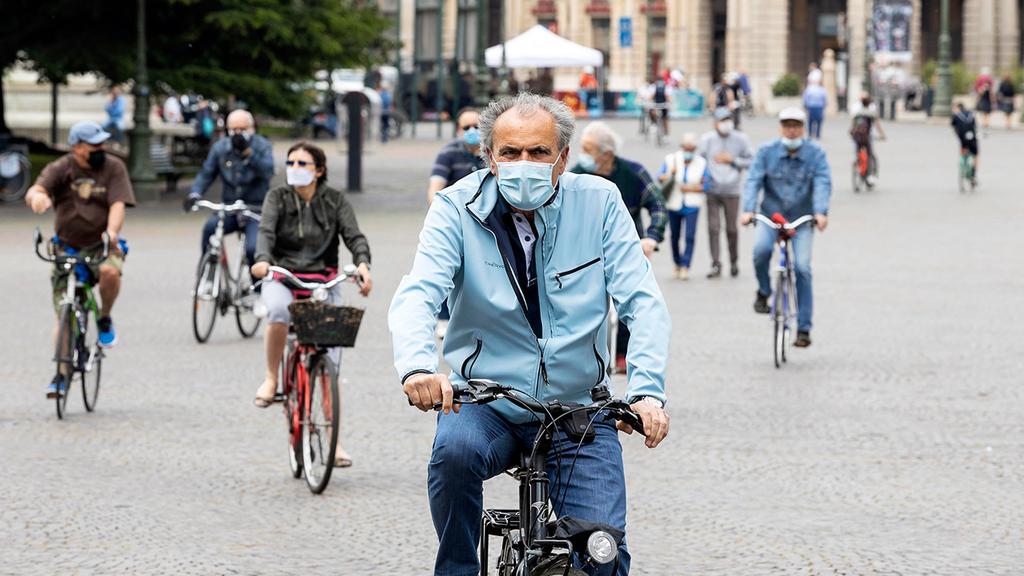 רוכבים על אופניים עם מסכות ב ורונה איטליה