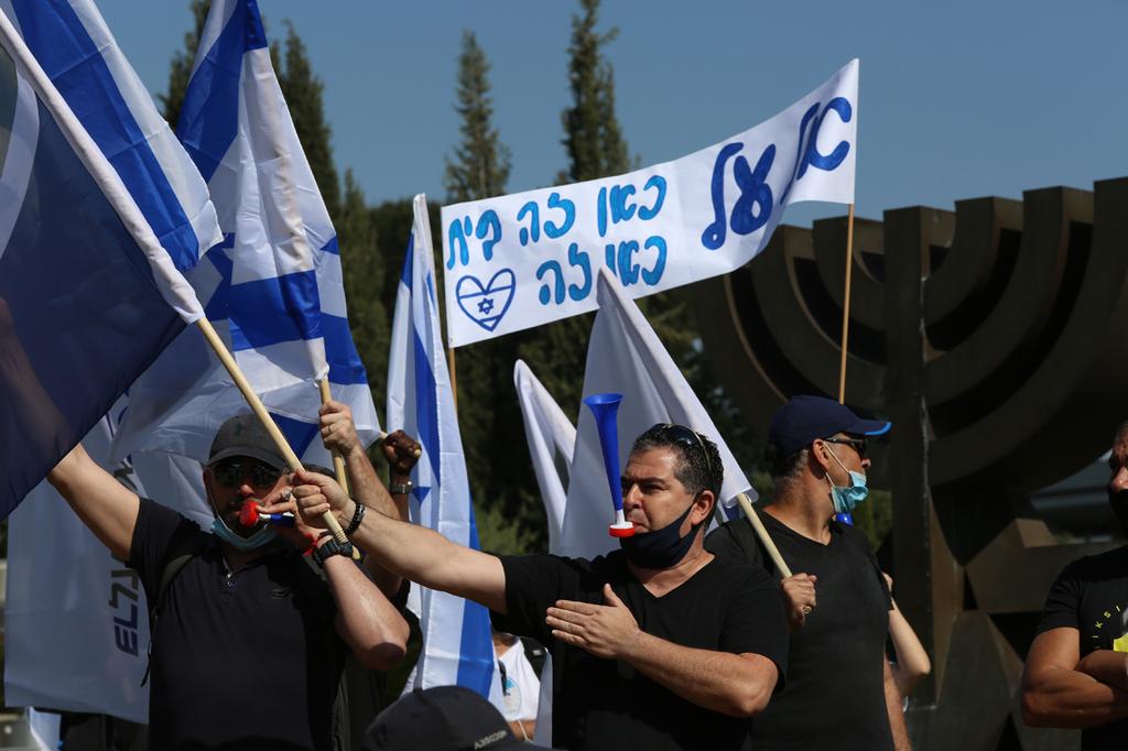 El Al workers on unpaid leave protest outside the Treasury in Jerusalem (Photo: Amit Shabi) הפגנה של עובדי אל על מול משרד האוצר בירושלים