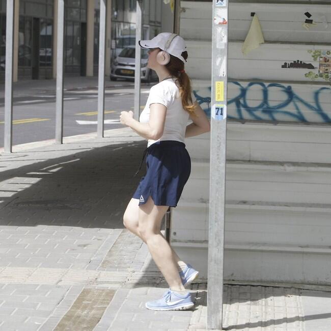 שומרת על כושר שיא. סתיו שפיר (צילום: מוטי לבטון) שומרת על כושר שיא. סתיו שפיר