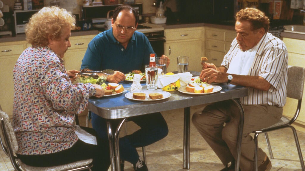 Harris as Estelle Costanza on set of Seinfeld (Photo: Castle Rock Entertainment) ג'רי סטילר ב"סיינפלד"