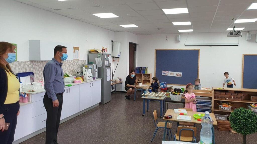 "מגבה את בחירת המנהלות והמנהלים". ראש העיר ראשל"צ קינסטליך (צילום: עיריית ראשון לציון ) רז קינסטליך במעונות היום בראשון לציון