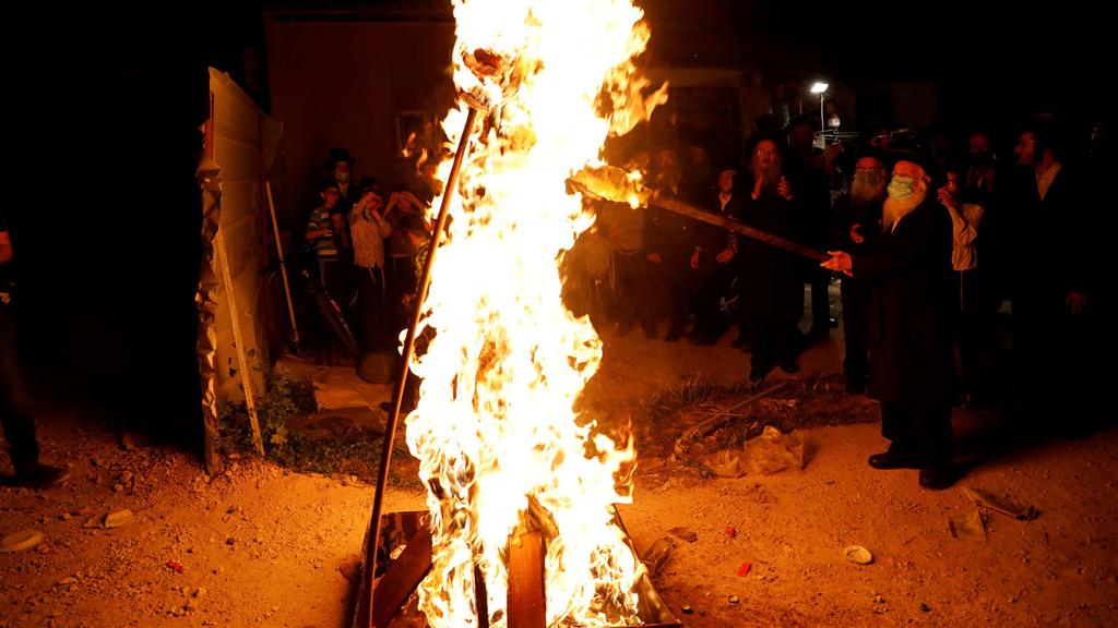 Mea Shearim residents attend a bonfire on Monday night (Photo: Reuters) Mea Shearim residents attend a bonfire on Monday night