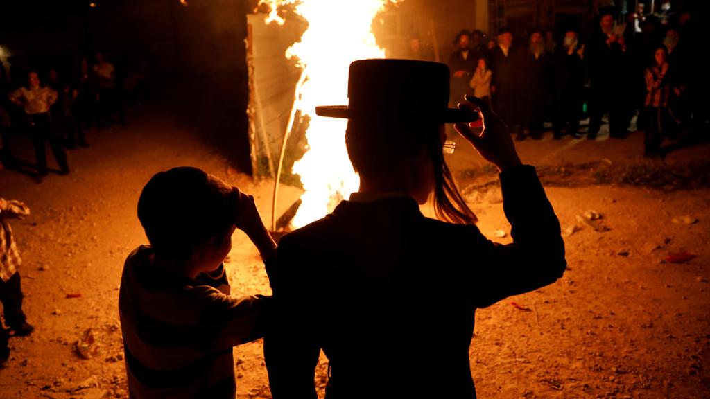 Mea Shearim residents attend a bonfire on Monday night (Photo: Reuters) Mea Shearim residents attend a bonfire on Monday night