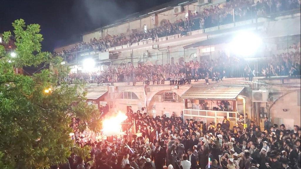 Hundreds gather in Mea Shearim התקהלות ל"ג בעומר במאה שערים