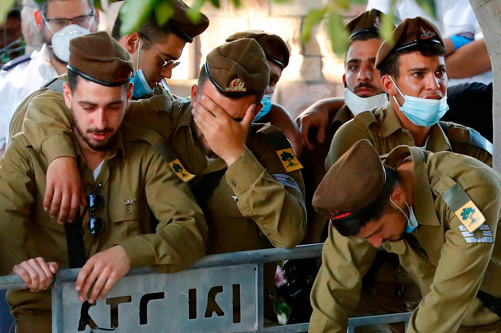 Soldiers mourn at the funeral of Amit Ben Yigal (Photo: AFP) הלוויתו של עמית בן יגאל ז"ל שנהרג מאבן שזרק מחבל על ראשו בכפר יעבד