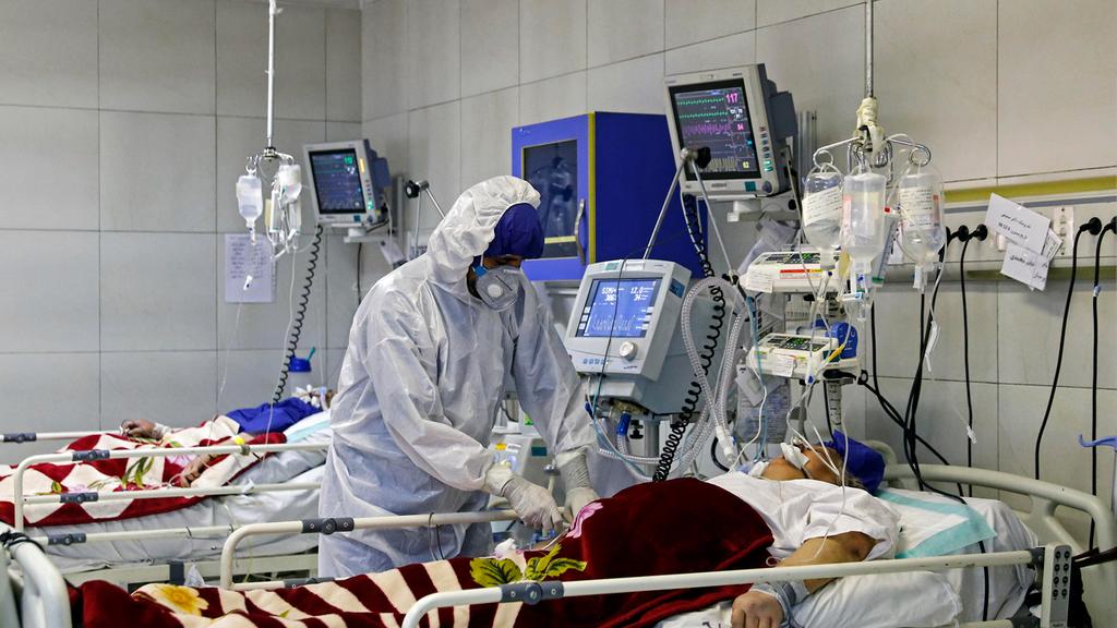 A doctor treats a coronavirus patient in Iran 