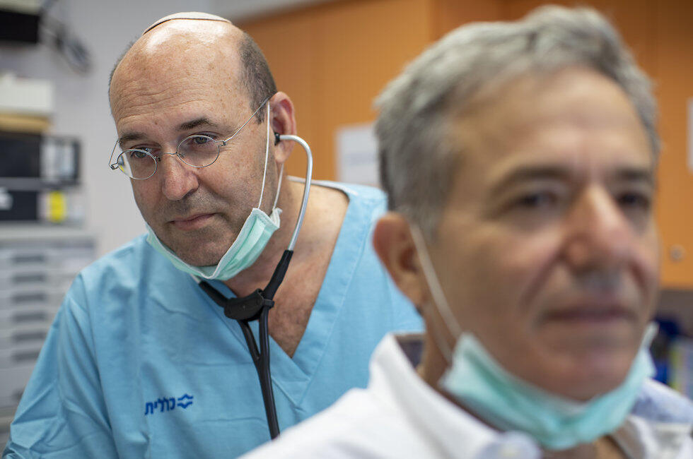 ד"ר דיקר מטפל בשמוליק וייסמן. התלונן על פגיעה בזכרון