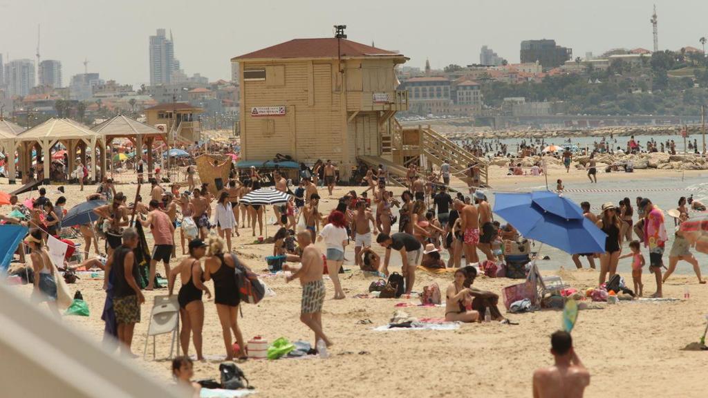Hundreds of Israelis flock to Tel Aviv beaches over the weekend despite government's emergency coronavirus regulations (Photo: Moti Kimchi) המונים בחופי תל אביב