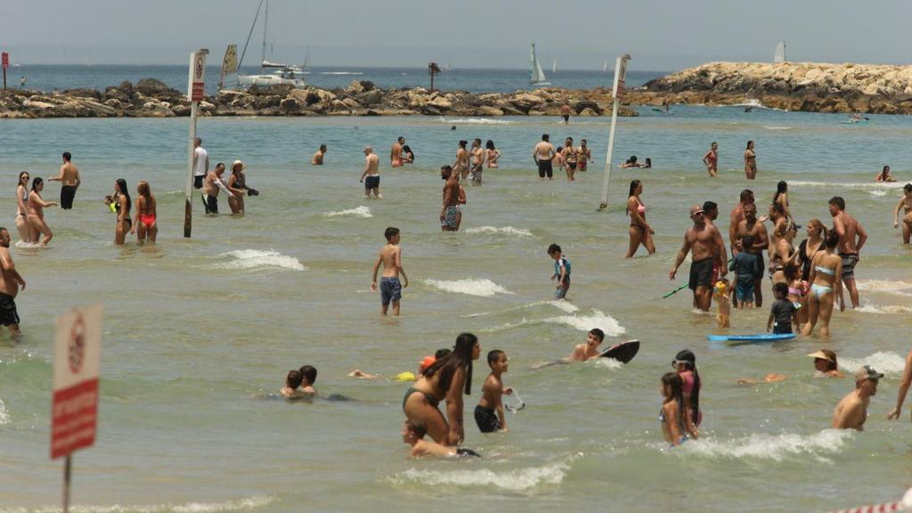 המונים בחופי תל אביב