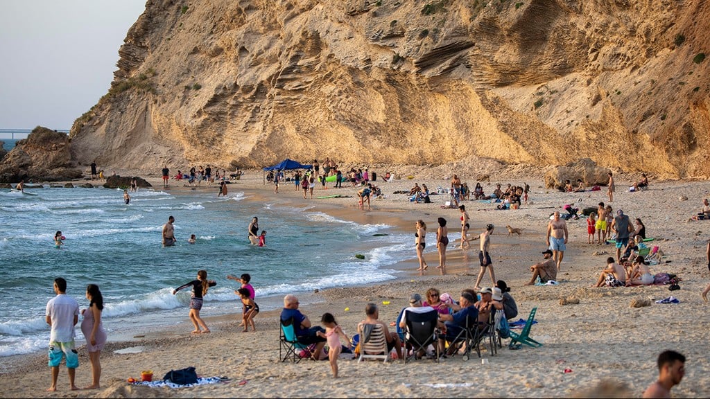 Hadera Beach during the heatwave (Photo: AP) חוף הים בחדרה