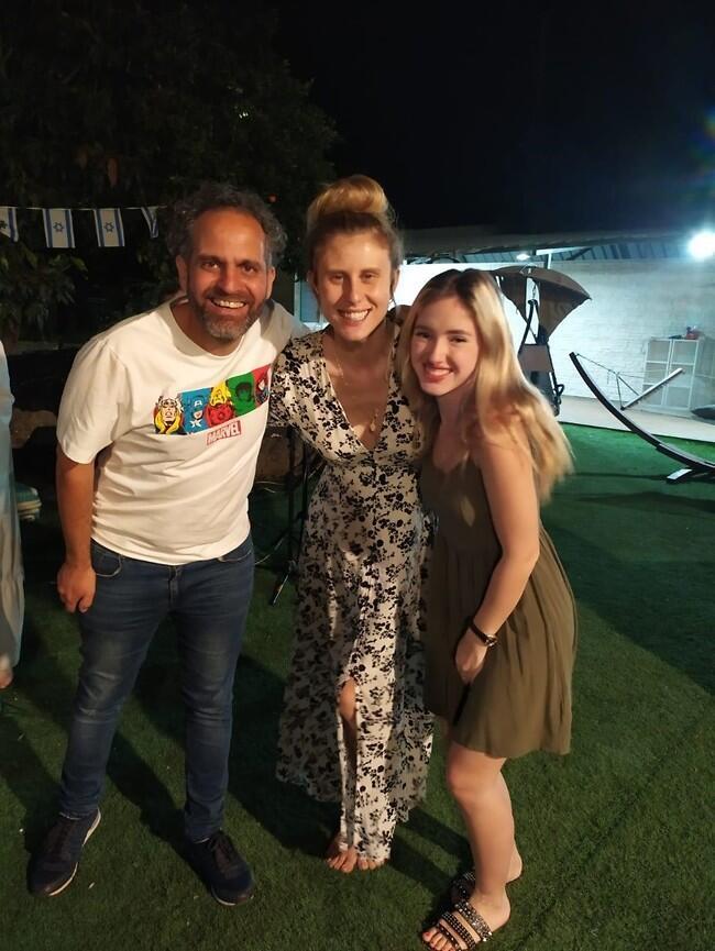 בנות השבט באו להרים לו (צילום: חגית ברוכים) בנות השבט באו להרים לו
