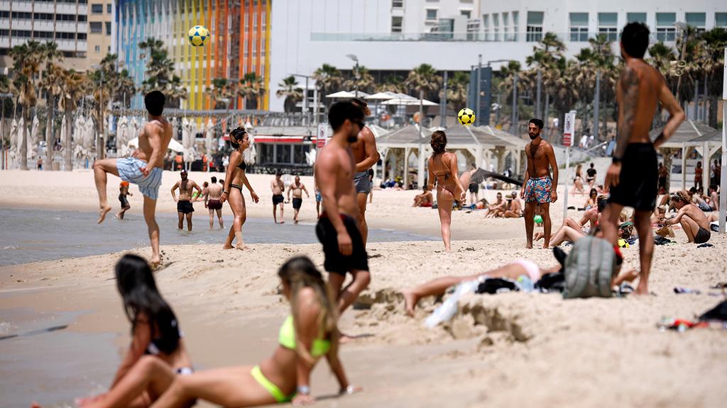 Tel Aviv Beach during the heatwave (Photo: Reuters) חוף הים תל אביב מזג אוויר