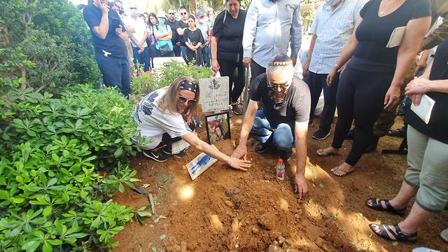 משפחתו של עמית בן יגאל מעל חלקת קברו