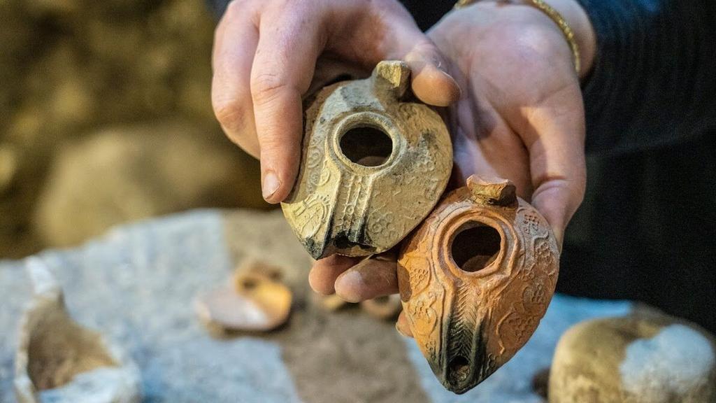 Candle holders, decorated with vine leaves (Photo: Israel Antiquities Authority) נרות למאור מהתקופה העבאסית, מעוטרים באשכולות ענבים