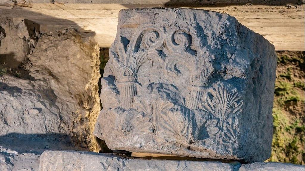 Part of a decorated pillar (Photo: Israel Antiquities Authority) כותרת עמוד מתקופת בית שני