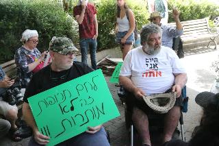 הפגנת נכים, קשישים ומטופלי קנאביס בצומת עזריאלי בת"א בדרישה להעלאת קצבאות הנכות