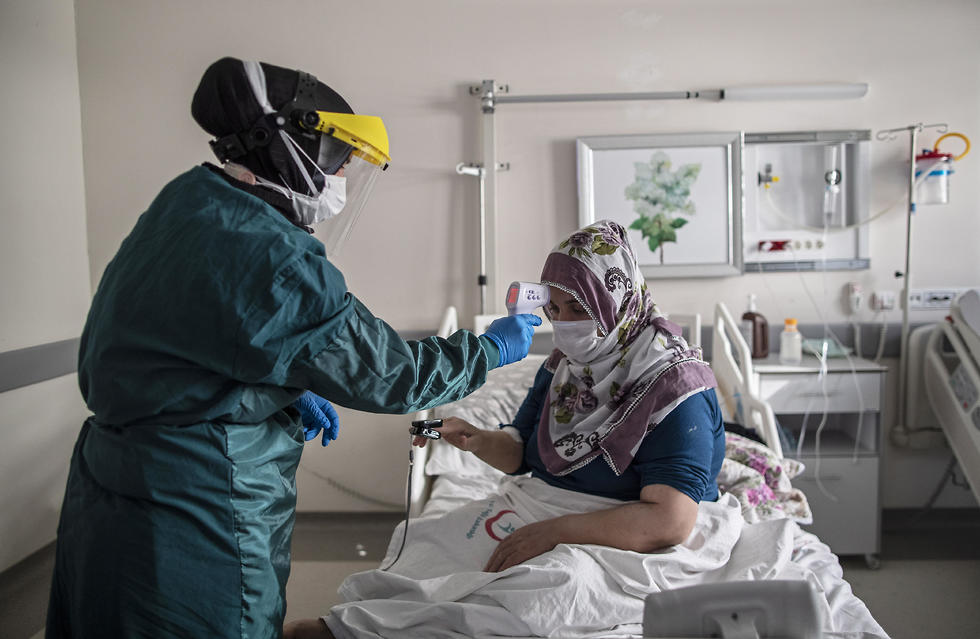 Coronavirus treatment in a hospital in Istanbul, Turkey (Photo: EPA) חולת קורונה ב בית חולים ב איסטנבול טורקיה