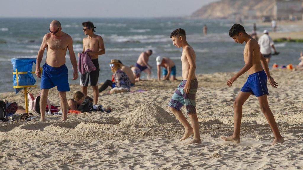 Natanya Beach after the lockdown (Photo: Ido Erez) חוף הים בנתניה