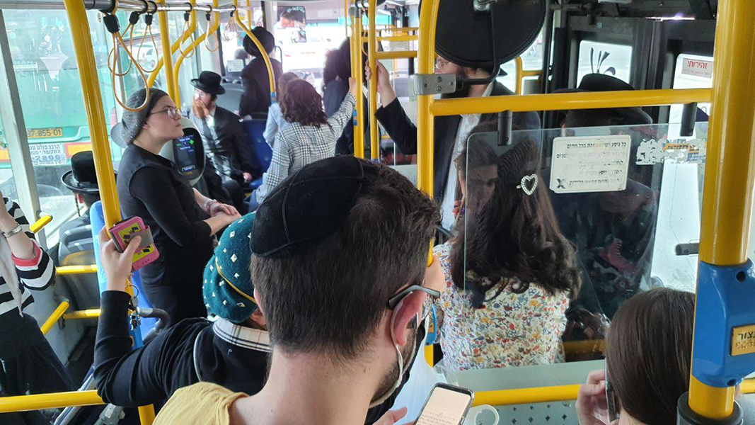אוטובוס בירושלים במאי. הדוחק יחזור בסופ"ש (צילום: אלי מנדלבאום) עומס בתחבורה הציבורית בחברה החרדית בירשולים בצל נגיך הקורונה