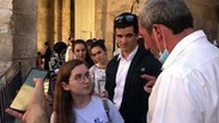 צעירה מטיחה ברפי פרץ: ״למה נכנסת לממשלה שיש בה כל כך הרבה שרים?"