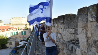 צעדת הדגלים המסורתית לציון יום ירושלים בהשתתפות רפי פרץ ויהודה גליק