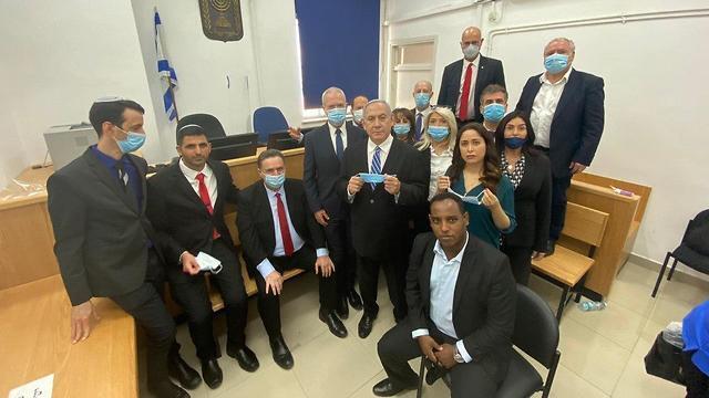 סדר העדיפויות. נתניהו ותומכיו בבית המשפט (צילום: טופז לוק) סדר העדיפויות. נתניהו ותומכיו בבית המשפט