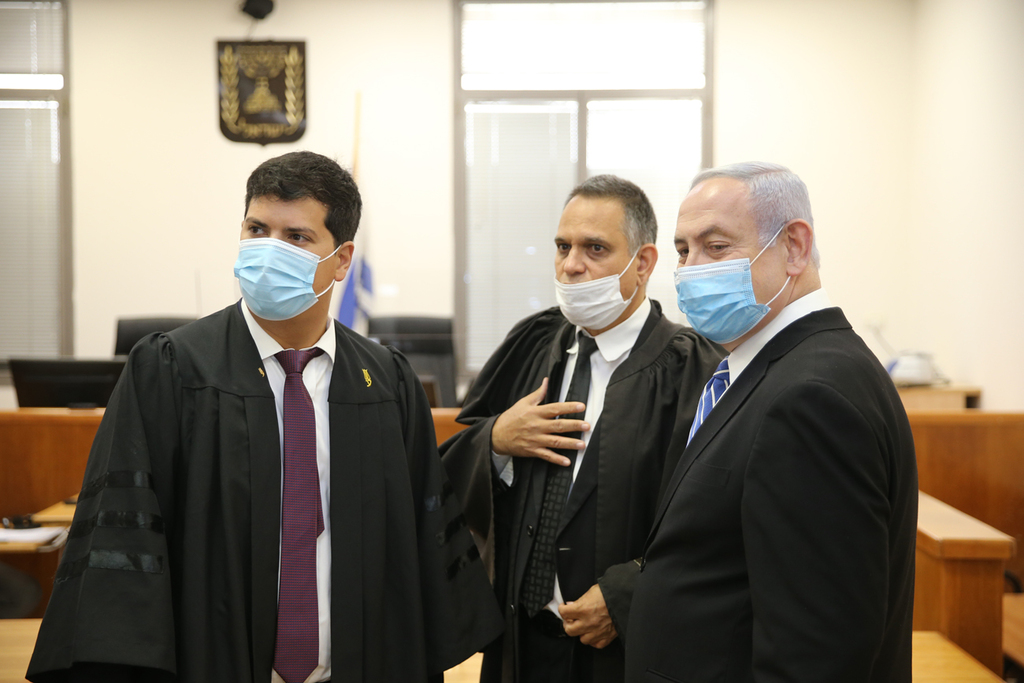 Archive: Prime Minister Benjamin Netanyahu in Jerusalem District Court with his lawyers in May 2020 (Photo: Amit Shabi) נתניהו באולם בית המשפט