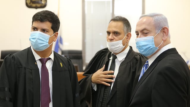 Netanyahu and his attorneys in court (Photo: Amit Shabi) נתניהו באולם בית המשפט
