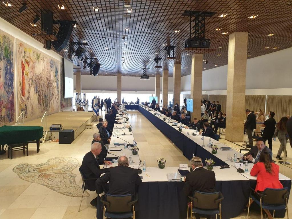 A meeting of the 36-minister coalition government in Jerusalem השולחן הארוך והברדק בישיבת הממשלה