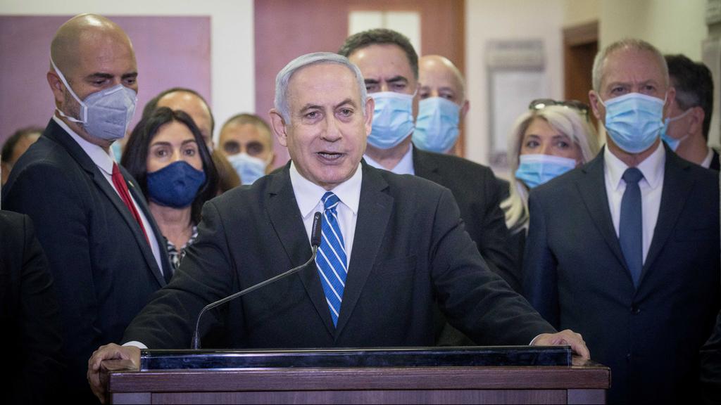 Benjamin Netanyahu attacks the police and the prosecution before his criminal trial begins at the Jerusalem District Court (Photo: Flash90) בנימין נתניהו עם חברי הליכוד לפני הדיון הראשון במשפטו